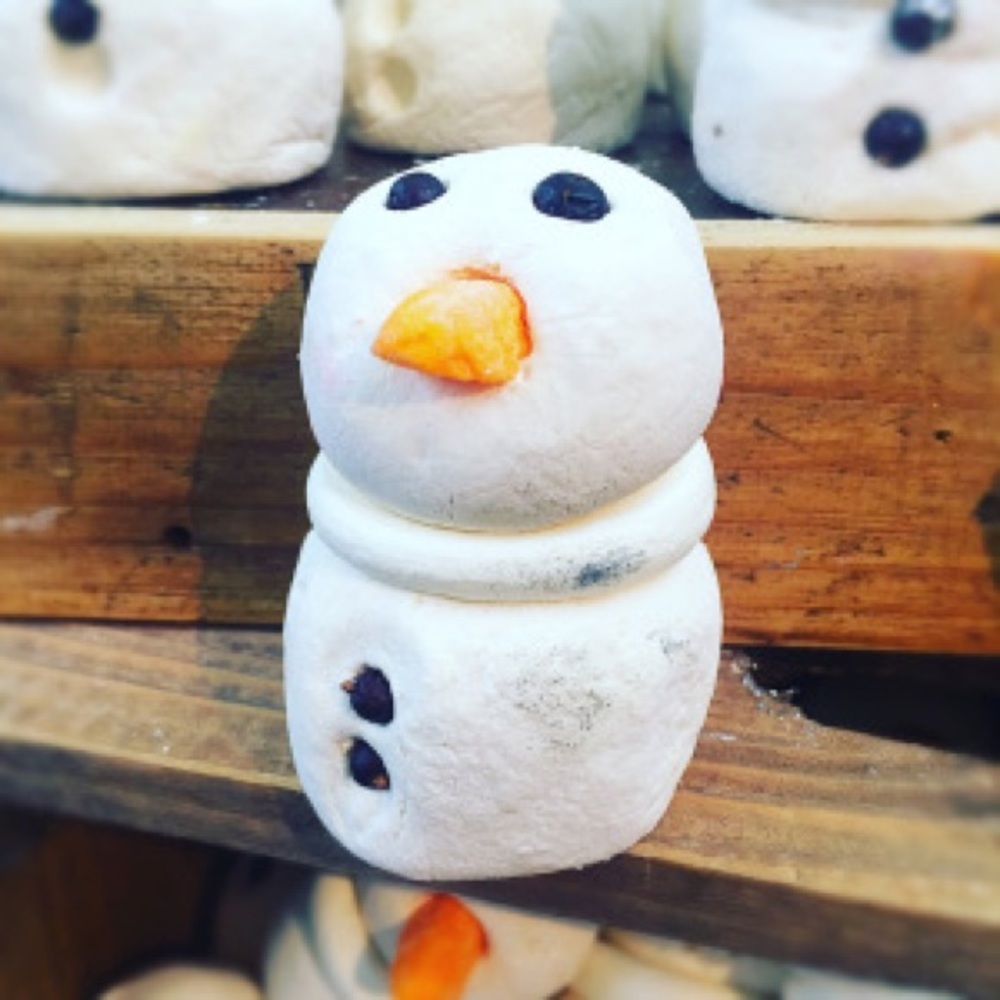 Lush Bath Products. The Snowman Bubbleroon.